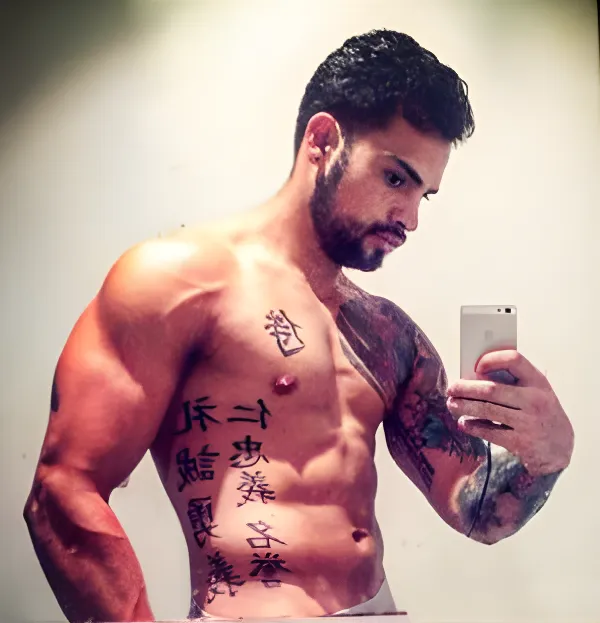 topless-waiters-melbourne-Fernando