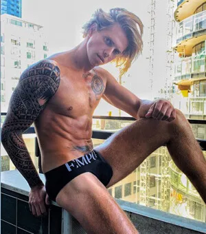 topless-waiters-melbourne-Frederic