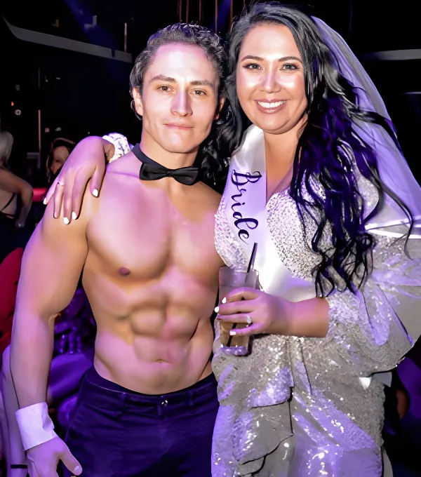 topless-waiters-melbourne-Victor