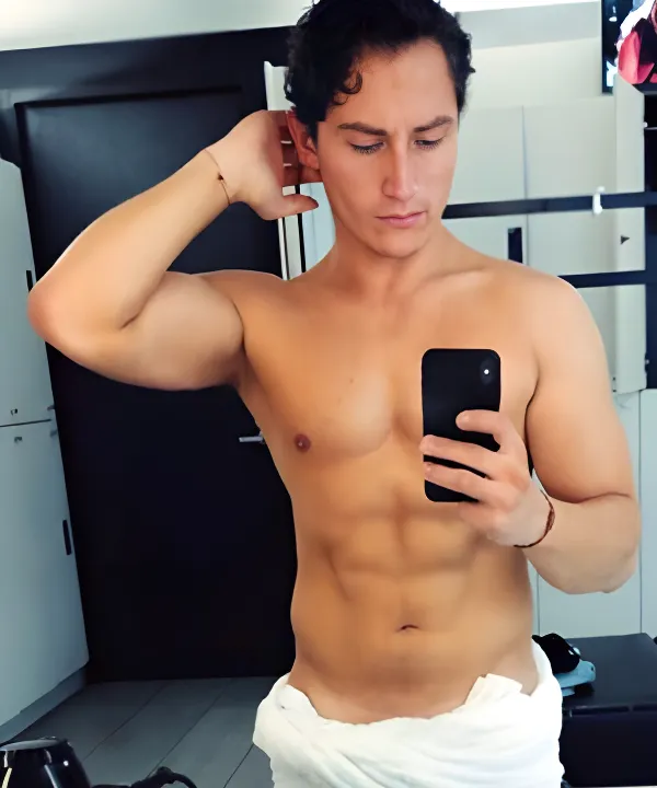 topless-waiters-melbourne-Victor