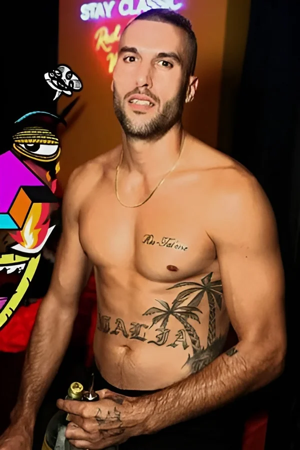 topless-waiters-sydney-Carlo