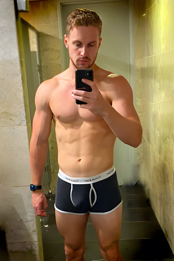 topless-waiters-sydney-Danny