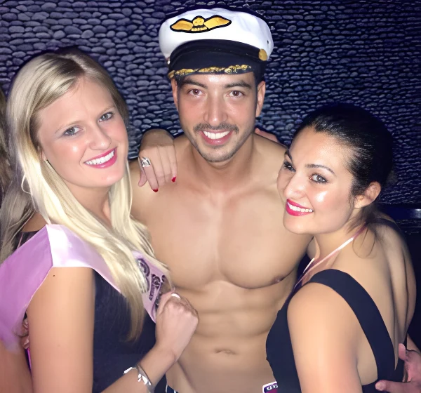sydney-topless-waiter-evandro-2