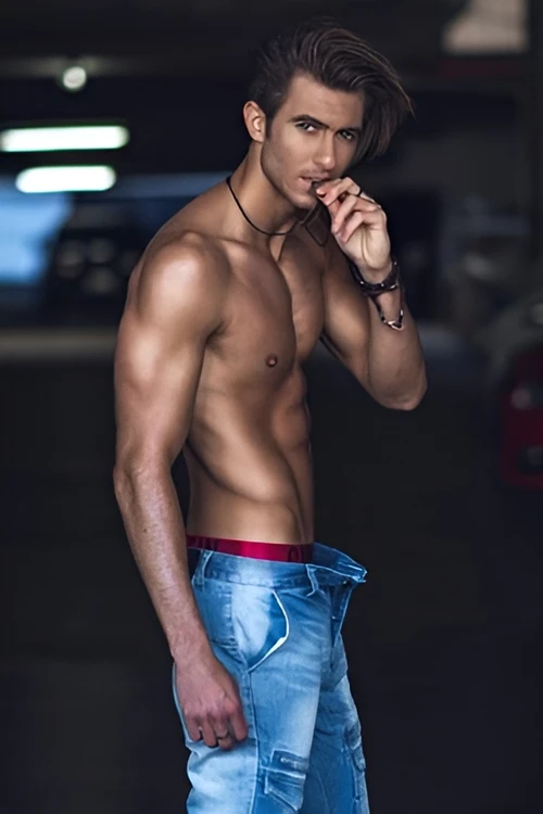 topless-waiters-sydney-Flo