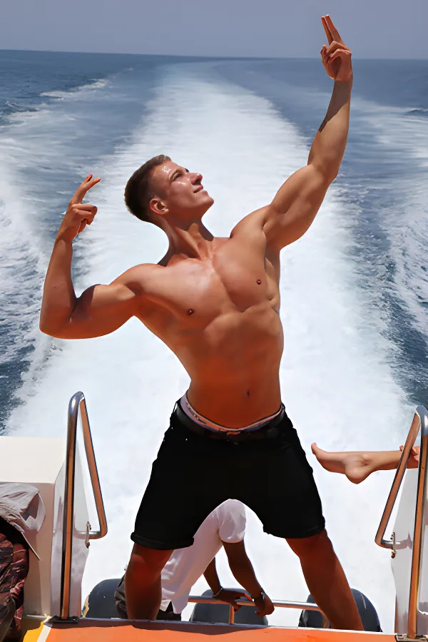 topless-waiters-sydney-Lukas