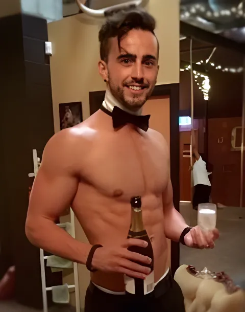 topless-waiters-sydney-Peter D.