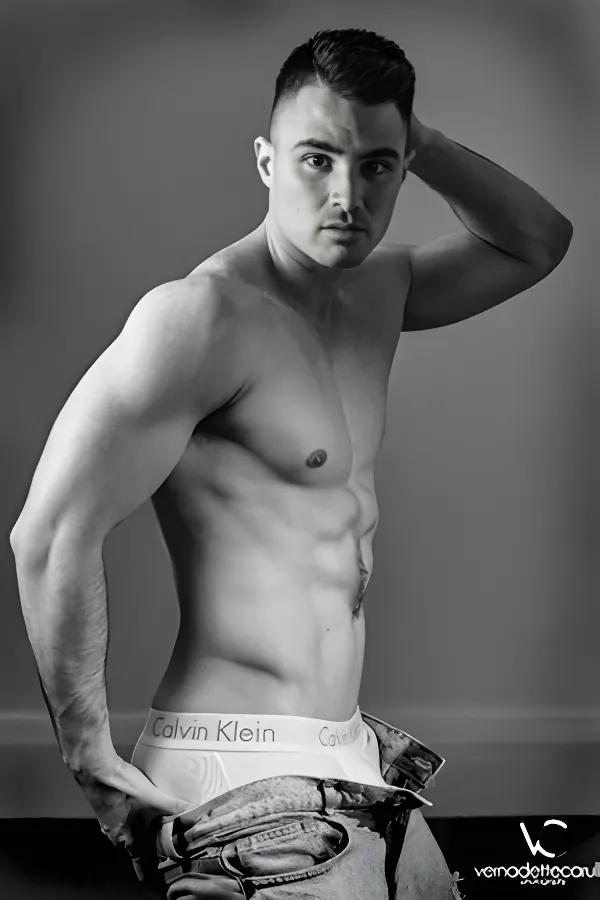 topless-waiters-sydney-Santiago
