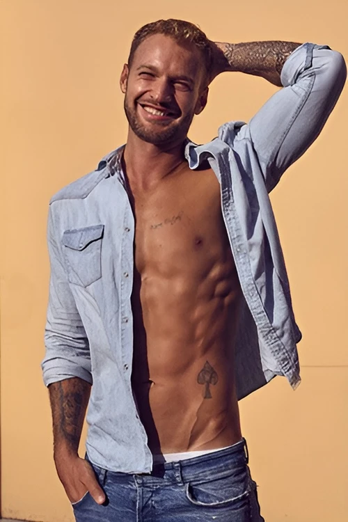 topless-waiters-sydney-Eduardo