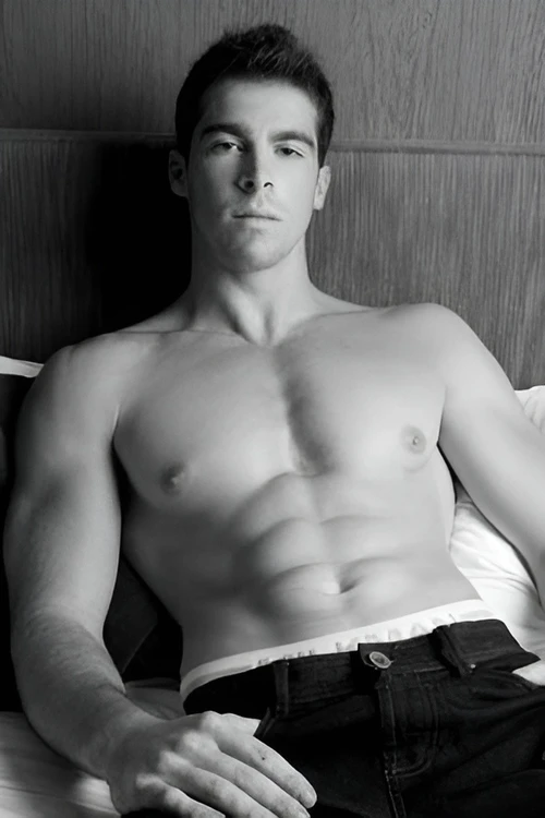 topless-waiters-sydney-Felix