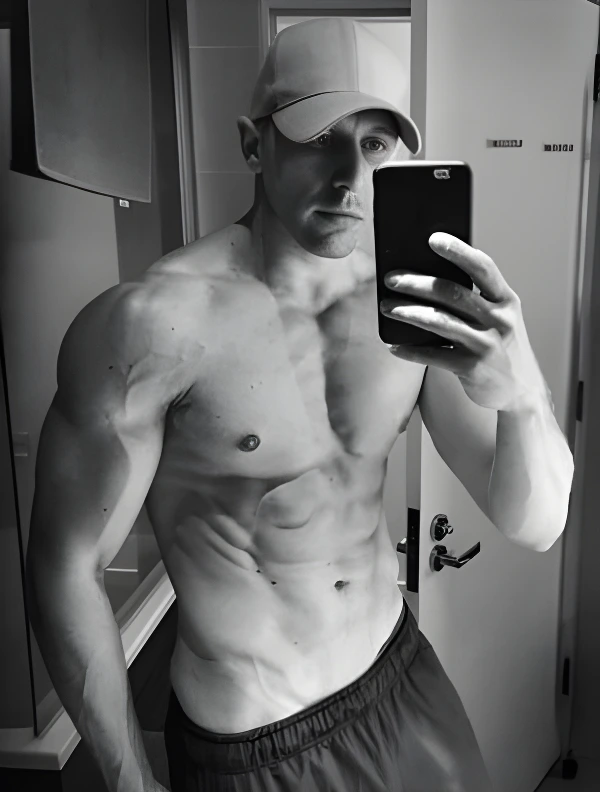 topless-waiters-sydney-Chris W.
