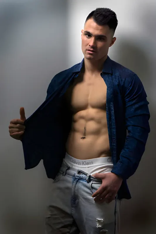 topless-waiters-sydney-Santiago