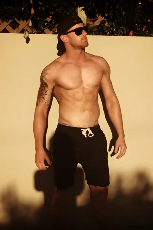 topless-waiters-sydney-Taylor S.