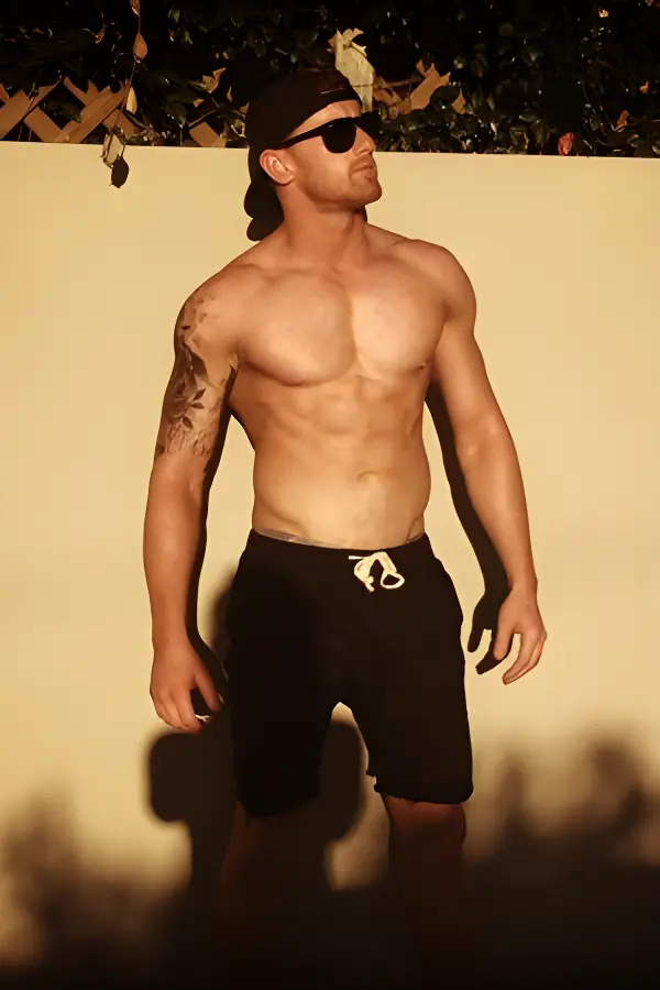 topless-waiters-sydney-Taylor S.