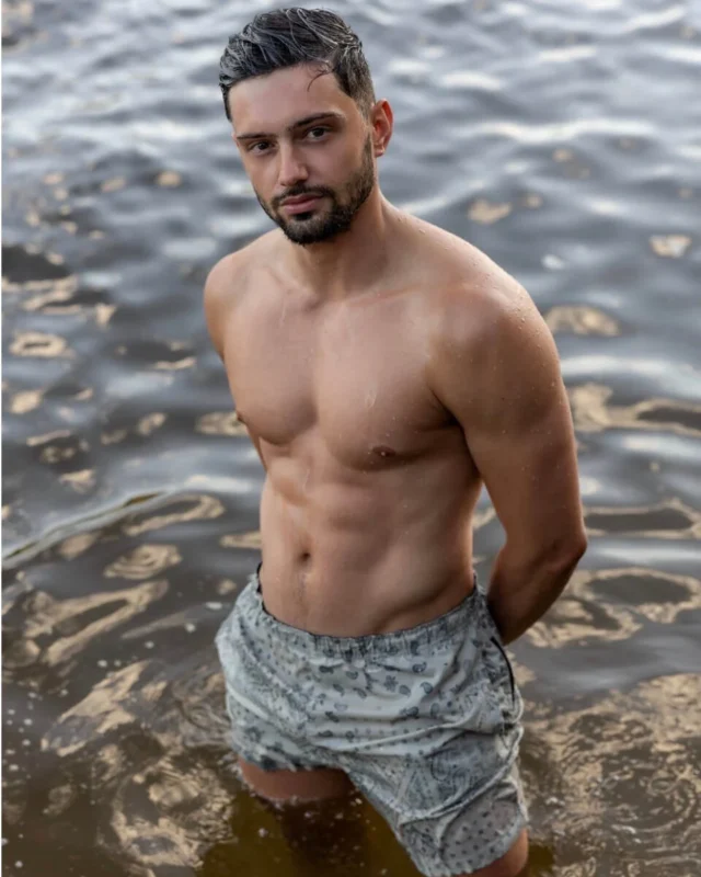 topless-waiters-sydney-Miguel C