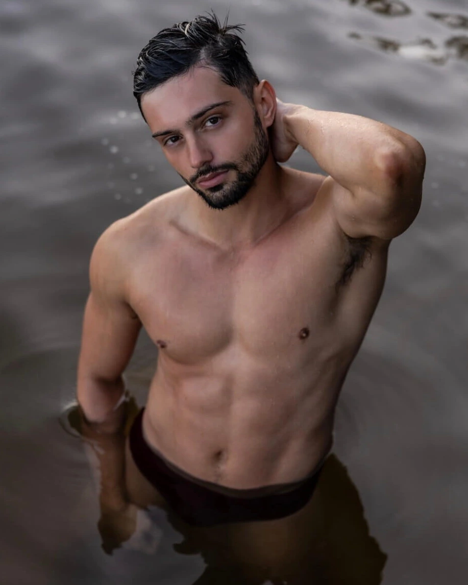 topless-waiters-sydney-Miguel C